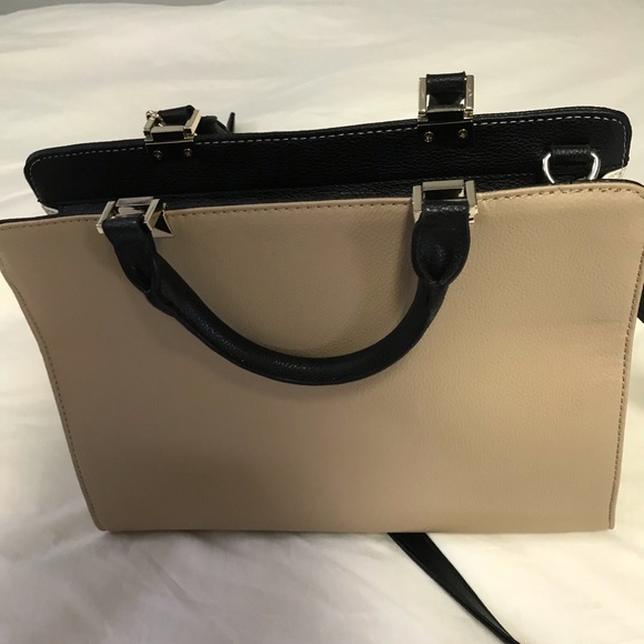 A purse - Picture 3 of 4